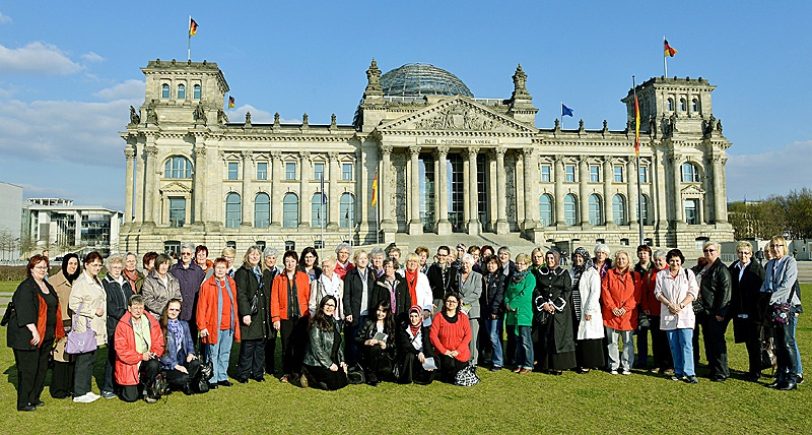 Die Besuchergruppe vor dem Bundestag.