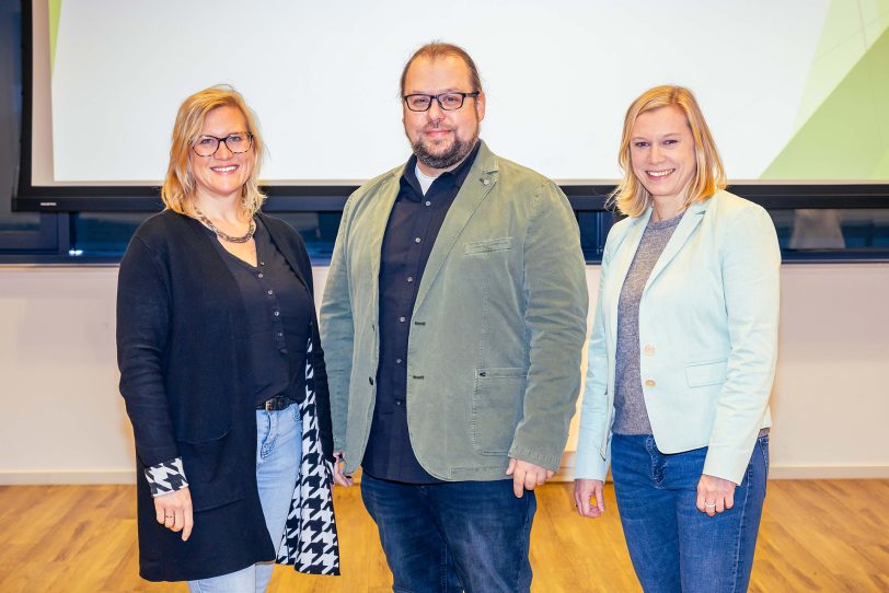 Begrüßten die Teilnehmerinnen zum 1. Hebammensymposium der St. Elisabeth Gruppe v.l.: Kirsten Hagedorn, stellvertretende Leitung der Hebammenschule der St. Elisabeth Gruppe, Daniel Donner, Leitung des Bildungszentrum Ruhr und Corinna Panitz, Leitung der Hebammenschule.