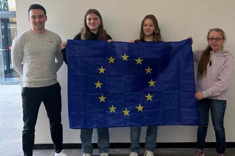 v.l. Milan Sahlmen (Europa-Koordinator); Isabella Liebers und Theresa Teesink (Diesjährige Praktikantinnen am Goethe-Zentrum in Bologna) und Antje Fehrholz (Schulleitung).