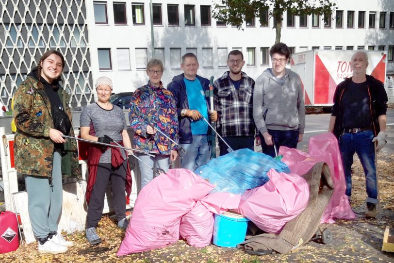 Die Stadtteilgruppe Wanne-Süd-Gemeinsam räumt auf.