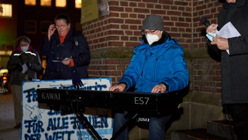 Friedensgebet zum Internationalen Tag Gegen Gewalt gegen Frauen - vor der Kreuzkirche.