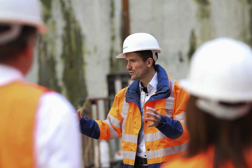 Chef Dr. Uli Paetzel auf der Baustelle.