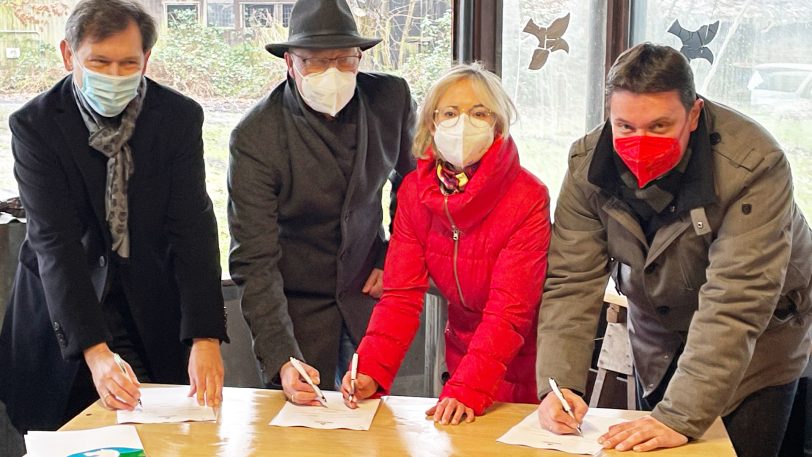 Unterschreiben den „Letter of Intent“: (v.li.) Dr. Frank Dudda, Rochus Wellenbrock, Anne Krüger und Rajko Kravanja.