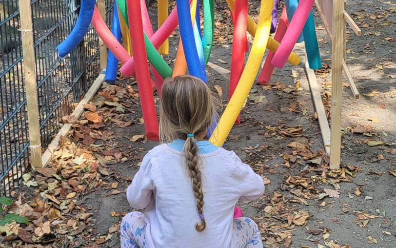 Für die Kinder des Ev. Familienzentrums Dreifaltigkeit wurde aus Poolnudeln, die vom Wananas bereitgestellt wurden, eine bunte Waschstraße für die Kinder gebaut.