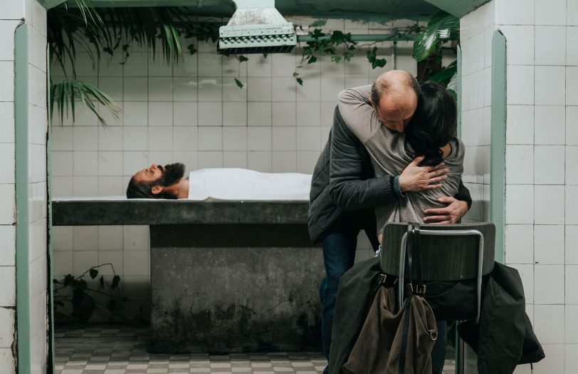 Versöhnung am Totenbett Mikolajs (Tomasz Tyndyk): Tomasz umarmt seine Mutter Marlena.