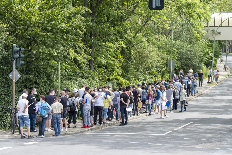 Warten auf eine Corona-Schutzimpfung: Menschen stehen an der Brunnenstraße in einer langen Schlange.