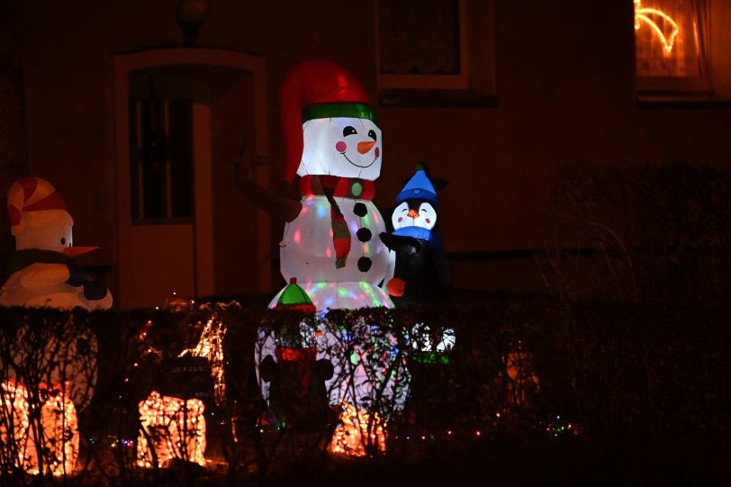 Weihnachtliche Dekoration in einem Vorgarten auf der Edmund-Weber-Straße in Röhlinghausen