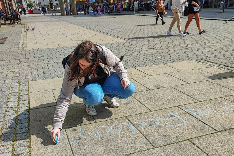 Hier werden sexistische Sprüche mit Kreide auf die Straße gemalt.