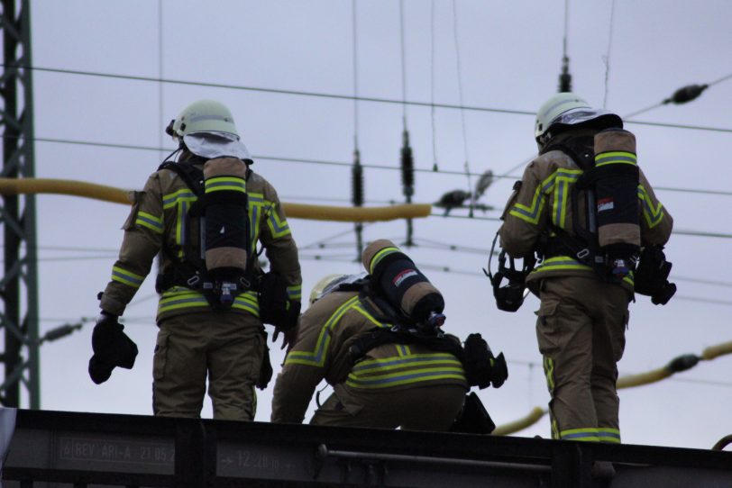Feuerwehr-Einsatz: Qualmender Eisenbahnwaggon.