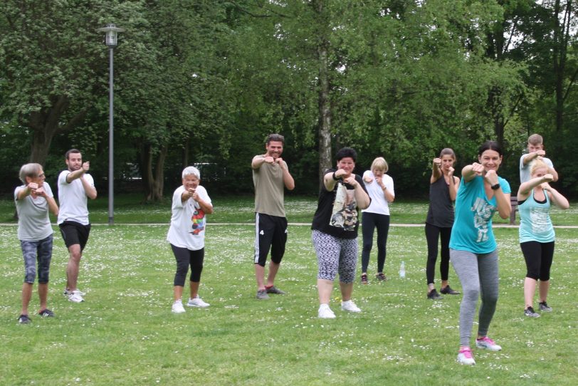 Fit und gesund - das Sportbildungswerk des Stadtsportbund Herne (SSB) bietet viele Kurse an. Unser Archivbild zeigt sportbegeisterte Menschen im Park.