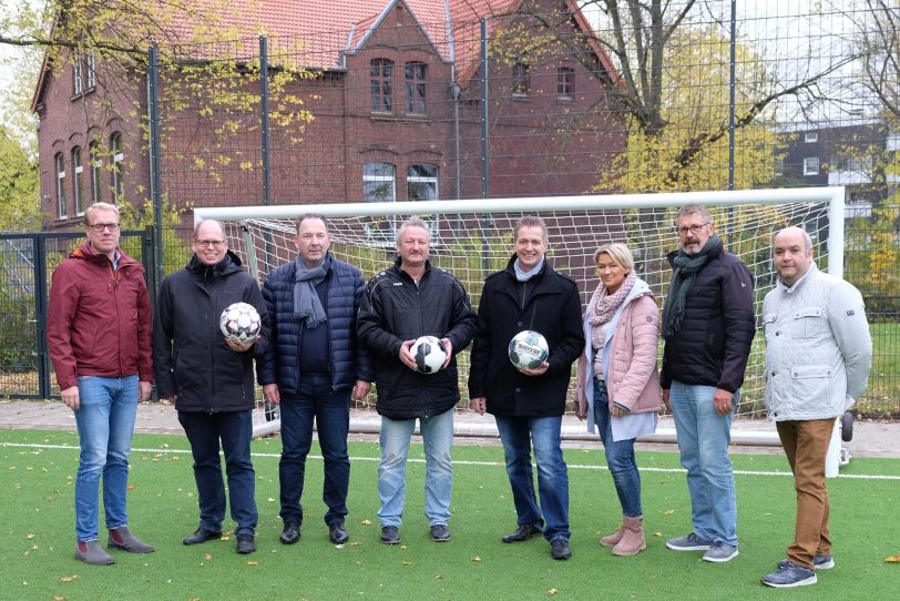 v.l. Hendrik Bollmann (Sportausschuss), Johannes Chuziak, Jörg Kämper, Markus Fernau, Kai Gera, Andrea Volke, Hans Peter Karpinski und Andreas Nowak (Sportausschuss).