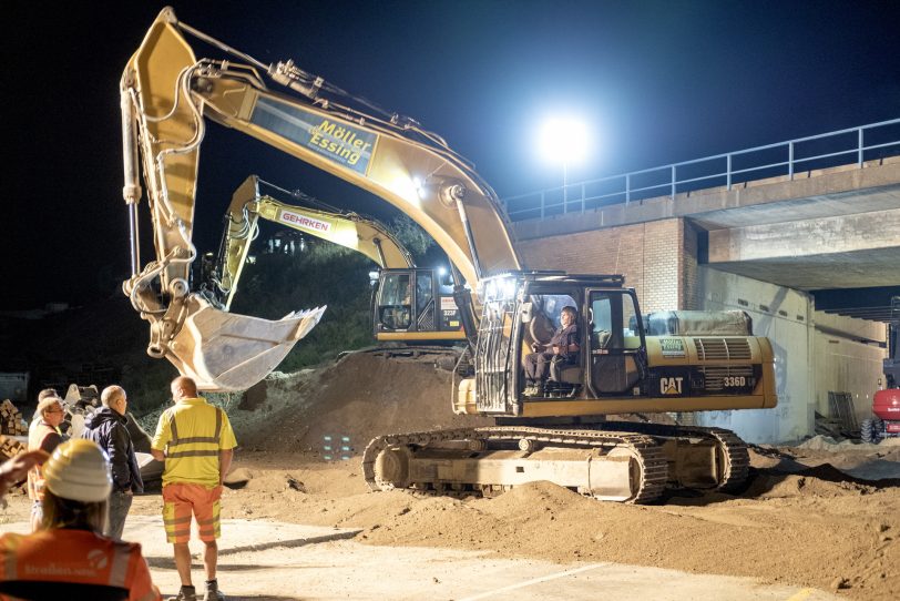 Nächtlicher Abbruch des westlichen Teil der Autobahnbrücke der A43 über die Forellstraße in Herne (NW), am Freitagabend (30.08.2019).