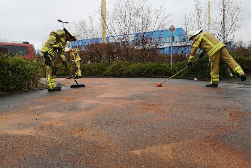 Feuerwehr Einsatz am Südpool wegen eines Ölteppichs.