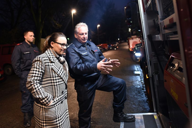 Michelle Müntefering erhält einen Einblick in die Fähigkeiten des neuen Feuerwehrfahrzeuges.