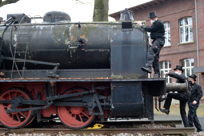 Das wäre das Bild gewesen: 6 Feger und Hotte auf der alten Lok. aber schon bei den ersten drei Feger hieß es: Zurück, die Lok ist morsch. Schade.