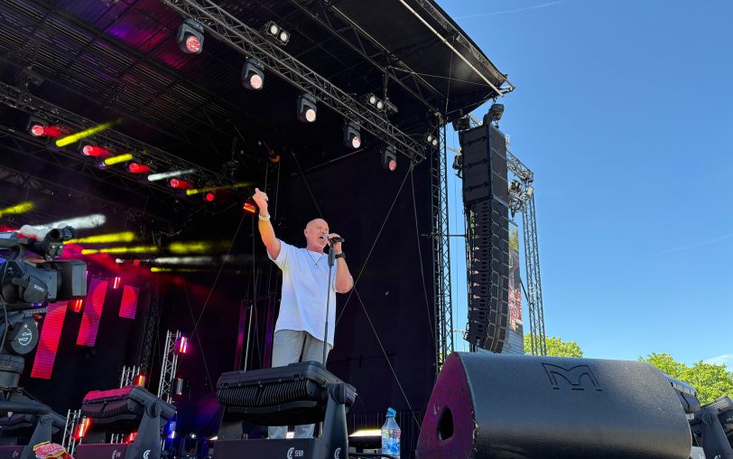 Fotos vom Mallorca-Festival "Crange Total" auf dem Kirmesplatz am Samstag (10.5.2025). Auf der Bühne Olaf Henning