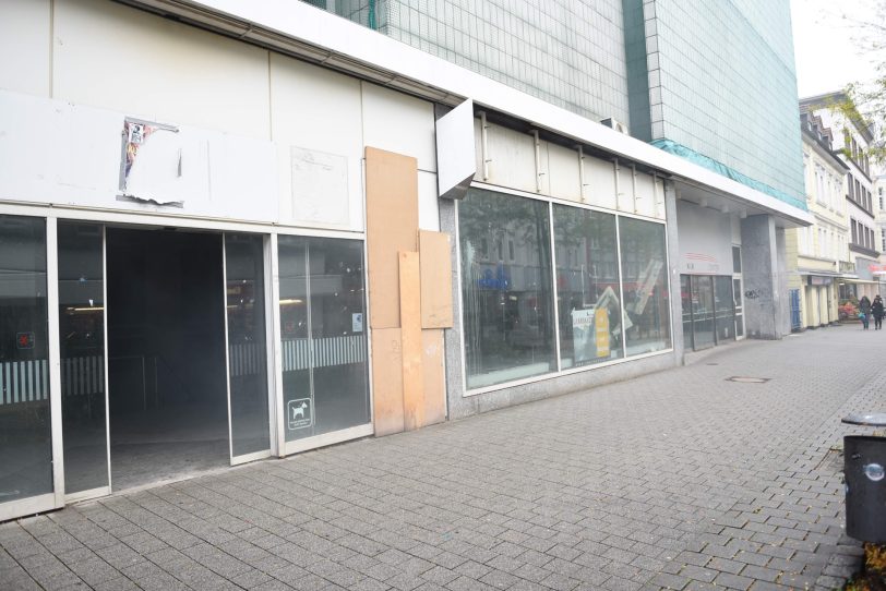 Rauchentwicklung durch umgestürzten Bagger im ehemaligen Karstadt-Gebäude.