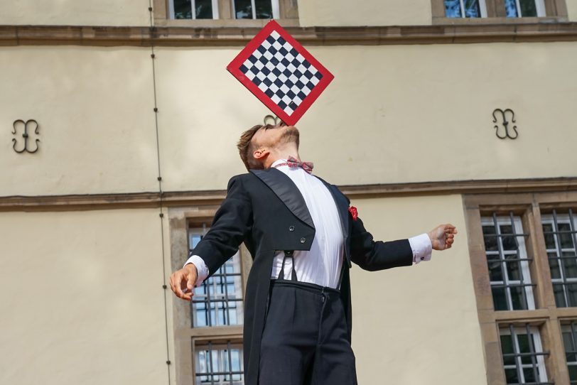 Zirkustheater „elabö“ im Hof von Schloss Strünkede zeigt das Stück „Schachmatt“