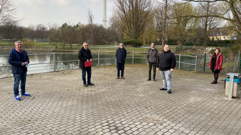 Die SPD-Bezirksfraktion hatte sich zuvor nochmals mit Heinz-Jürgen Kuhl, Leiter Stadtgrün, vor Ort getroffen und Details der Planung besprochen.