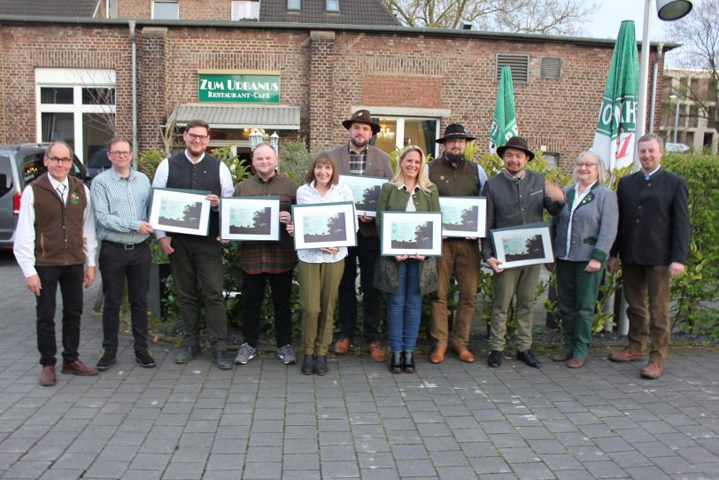 Freuten sich (v.l.n.r.): Wilhelm-Heinrich Schulte-Göcking, Sebastian Kastner, Niklas Reinert, Adrian Paul Löwenstein, Anika Schwarz-Kupferer, Andre Brüggemann, Nicole Röder, Kevin Eschbach, Dr. Samuel Jurnatan, Imgard Scholz, Georg Tölle.