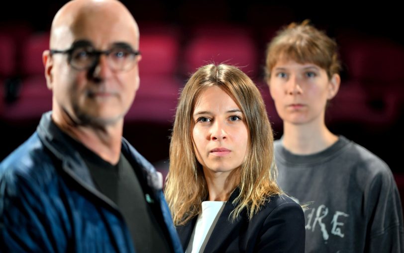 Ralf Ebeling, Arikia Orbán und Carolin Leweling (v.li.) haben mit den Proben zu „Prima Facie“ am Westfälischen Landestheater begonnen.
