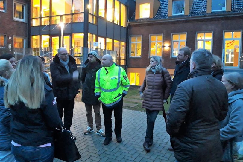 Politiker, Verwaltungs-Mitarbeiter und Verantwortliche der Kita Löwenherz bei der Ortsbegehung.