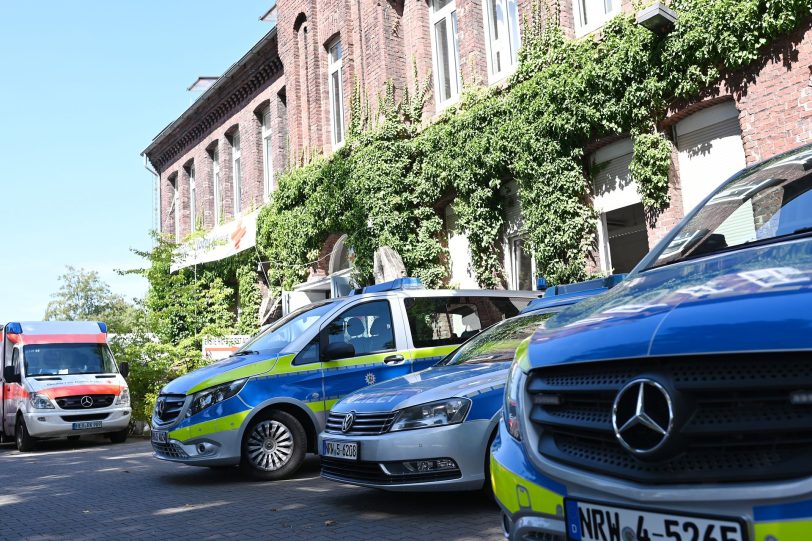 Einsatzfahrzeuge von Polizei und DRK.