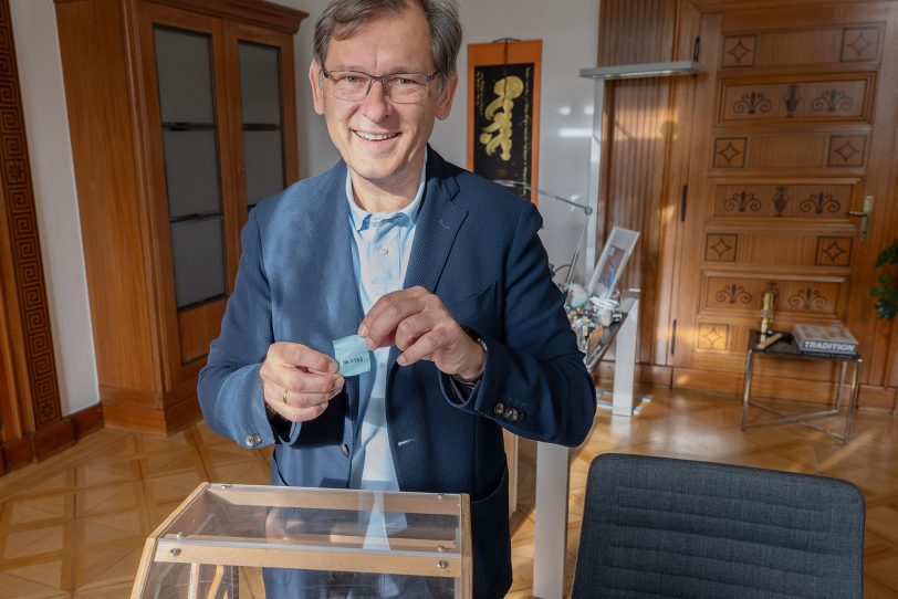 Oberbürgermeister Dr. Frank Dudda eine Tradition fortgeführt und wieder die Lostrommel gerührt.