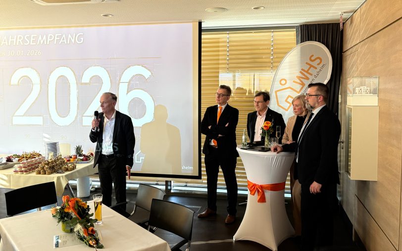 Die Wohnungsgenossenschaft Herne-Süd (WHS) lud am Freitag (30.1.2026) zu ihrem Neujahrsempfang: Dabei sprach nicht nur Alexander Rychter (Direktor Verband der Wohnungs- und Immobilienwirtschaft Rheinland Westfalen, li.) ein Grußwort. Neben ihm (ab 2.v.l.) Kai Gera (WHS Aufsichtsratsvorsitzender), OB Dr. Frank Dudda und der WHS-Vorstand mit Simone Hitzler und Marco Volkar.