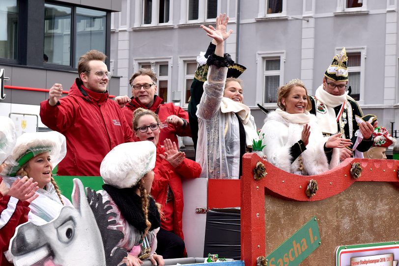 Der Rosenmontagszug am Robert-Brauner-Platz.