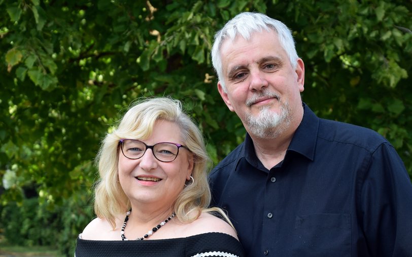 Trauen sich nach 30 Jahren kirchlich: Angela (li.) und Stefan Gallert nehmen beim PopUp-Hochzeitsfestival