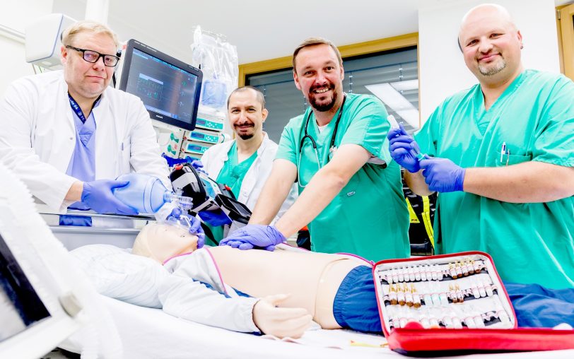 Bei der Weiterbildung im Notfallmanagement proben die Teilnehmer den Ernstfall am Modell – die Wiederbelebung eines Patienten mit Defibrillation und Beatmung.