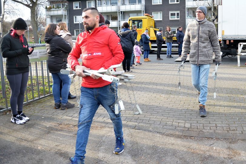 Der Kinder- und Jugendzirkus Dobbelino macht Station an der Grundschule in Holsterhausen, der Sonnenschule. Am Sonntag bauten das Zirkusteam Eltern und Lehrer das Zelt auf dem Schulhof auf.