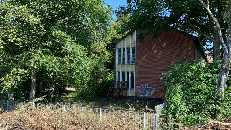 Der von hier sichtbare vordere Teil der Schule zum Wasser hin soll ein Stück weit abgerissen werden.