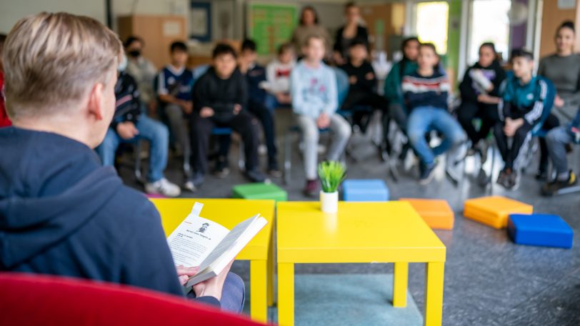 Bundesweiter Vorlesetag 2022: Bezirksbürgermeister Mathias Grunert liest Schülern der Mont-Cenis-Gesamtschule vor.