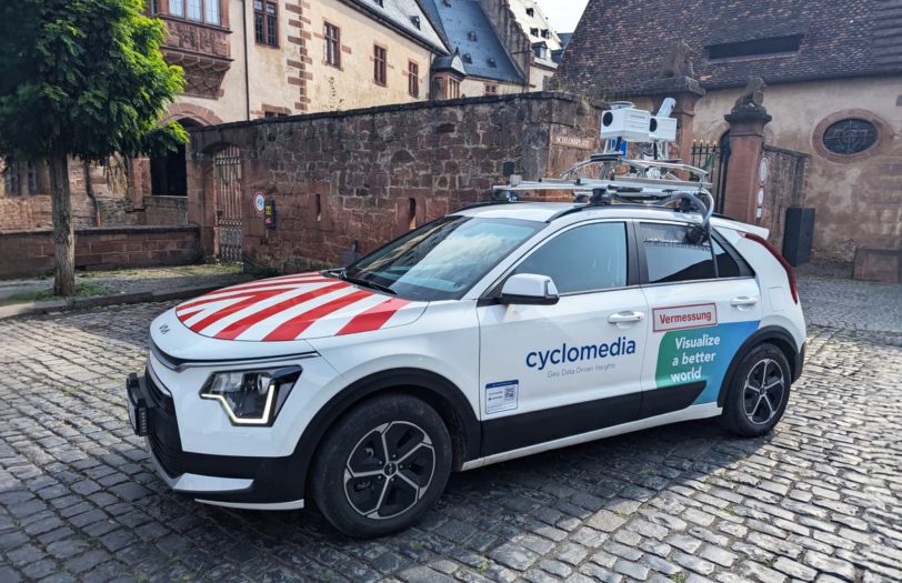 Das Foto zeigt ein Aufnahmefahrzeug der Firma Cyclomedia. Aufgenommen wurde es in Büdingen, einer Stadt in Hessen.