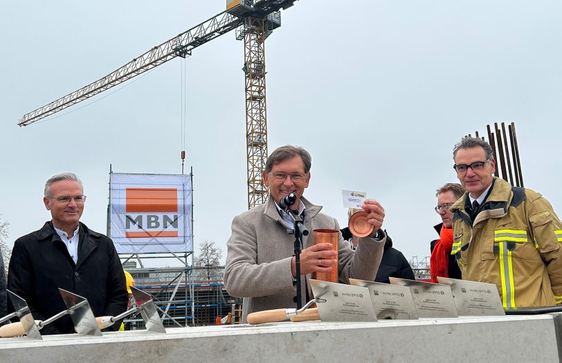 Dezernent Dr. Frank Burbulla, OB Dr. Frank Dudda und Feuerwehrchef Marco Diesing freuten sich über den neuen Meilenstein bei den Arbeiten.