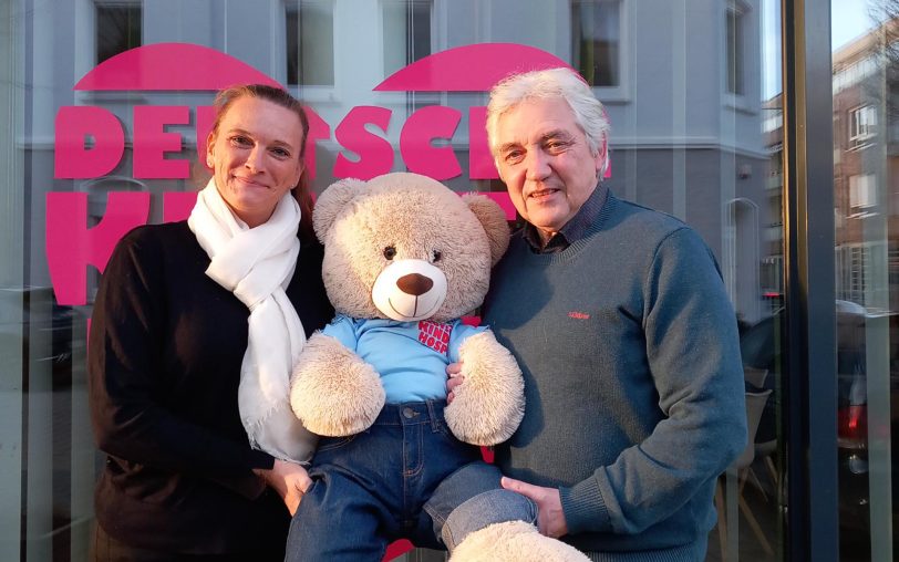 Freuten sich über eine weitere gelungene Veranstaltung und die Spendensumme in Höhe von 800 Euro: Axel Pütter und Nicole Voßeler von Bestattungen Fritz sowie Bärenbotschafter Hope.