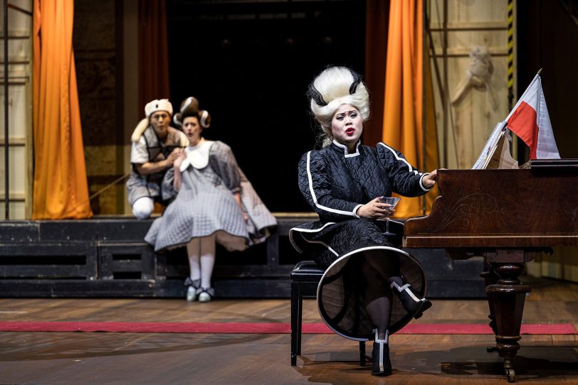 König für einen Tag: Benjamin Lee (Edoardo), Lina Hoffmann (Giuletta) und Heejin Kim (Marchesa del Poggio) glänzen in Verdis Frühwerk „Un giorno di regno“.