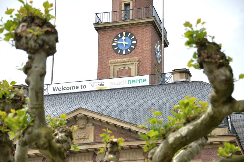 Banner auf dem Rathaus zur Innovation City.