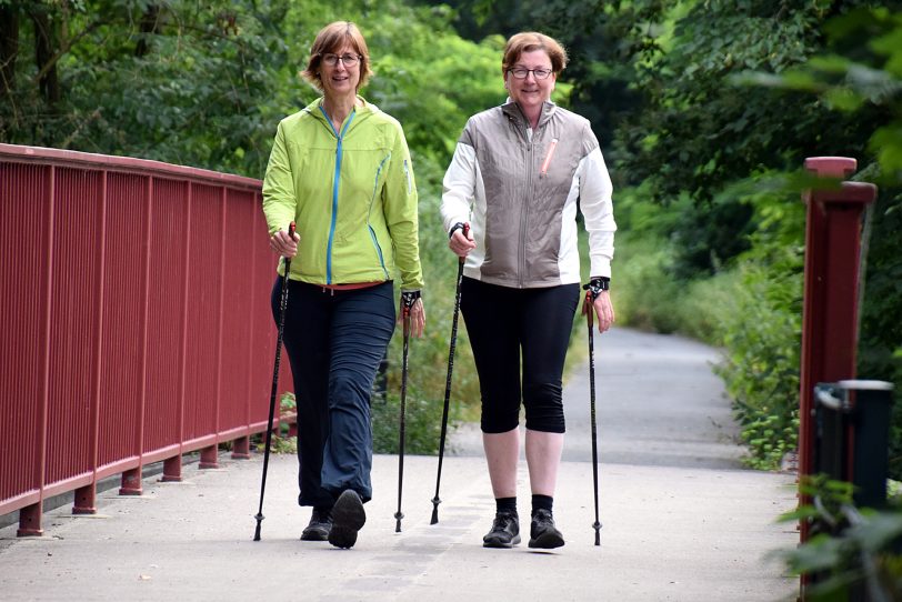 Christiane Pinkert und Dörte Thomek suchen Walking-Freunde.