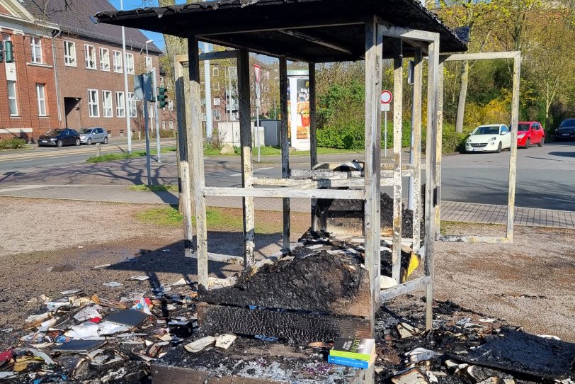 Vereinzelte Bücher, die nicht verbrannt sind, liegen noch herum.