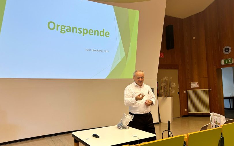 Tuncay Nazik von der Islamischen Gemeinde Röhlinghausen hielt an der Ruhr-Uni Bochum einen Vortrag über die Organspende im Islam.