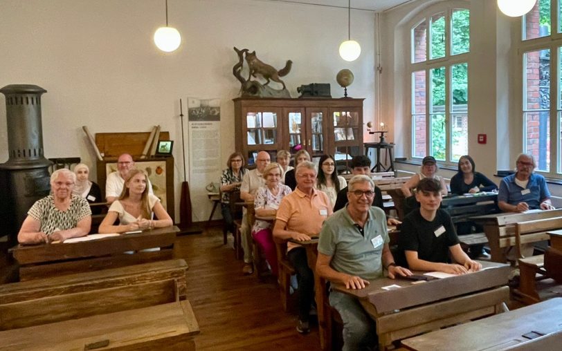 Das Projekt zum Thema Alterseinsamkeit ging mit Besuchen von Senioren im Gymnasium und im historischen Klassenzimmer im Heimatmuseum Unser Fritz weiter.