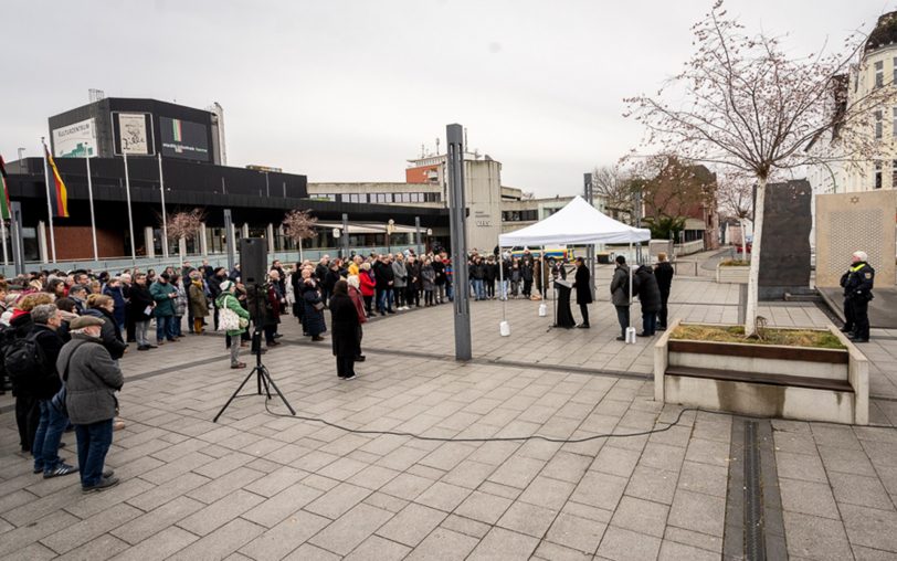 Bei einer Gedenkstunde am Dienstag (27.1.2026) auf dem Willi-Pohlmann-Platz und im Kulturzentrum erinnerte die Stadt an die Opfer der Shoah.