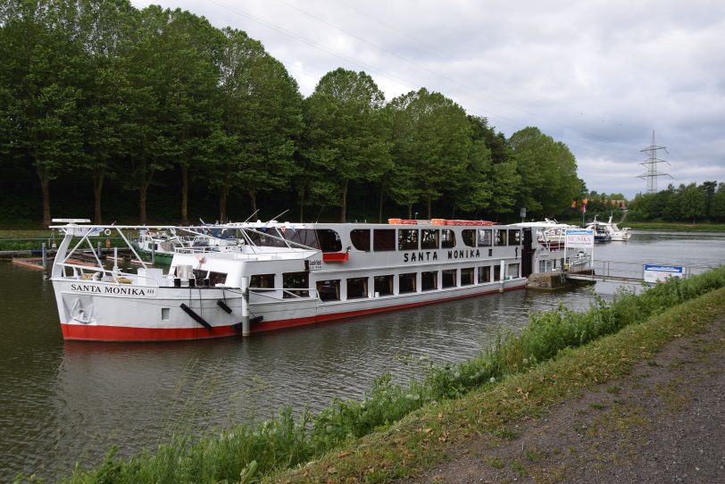 Die „Santa Monika III“ am Anleger Henrichenburg.