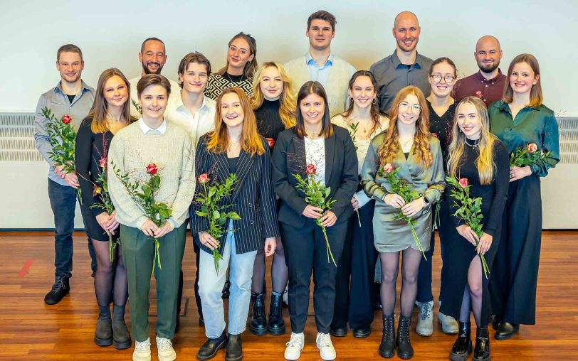 Die angehenden Physiotherapeuten haben ihre Ausbildung bei der St. Elisabeth Gruppe erfolgreich abgeschlossen.