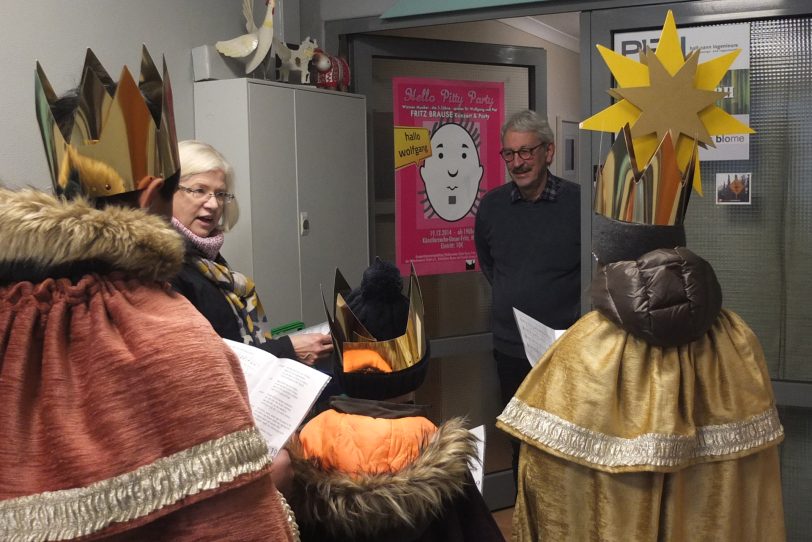 Sternträgerin Sophia (12), Caspar Ricardo (14), Balthasar Eric (8), und Melchior Leonie (8) schellen an Türen und bringen den Segen.