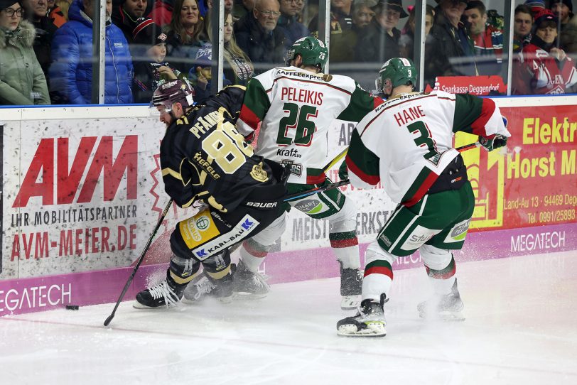 Der Herner EV verlor das erste Spiel der Serie im Playoff-Achtelfinale mit 1:5 beim Deggendorfer SC. Robert Peleikis (Mitte) und Niklas Hane (re.) kämpfen hier um den Puck.