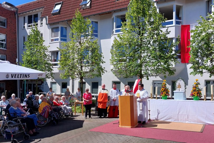 Frohnleichnamprozession 2022 - im Bild der 1. Altar vor dem DRK-Seniorenzentrum an der Bergmannstraße.